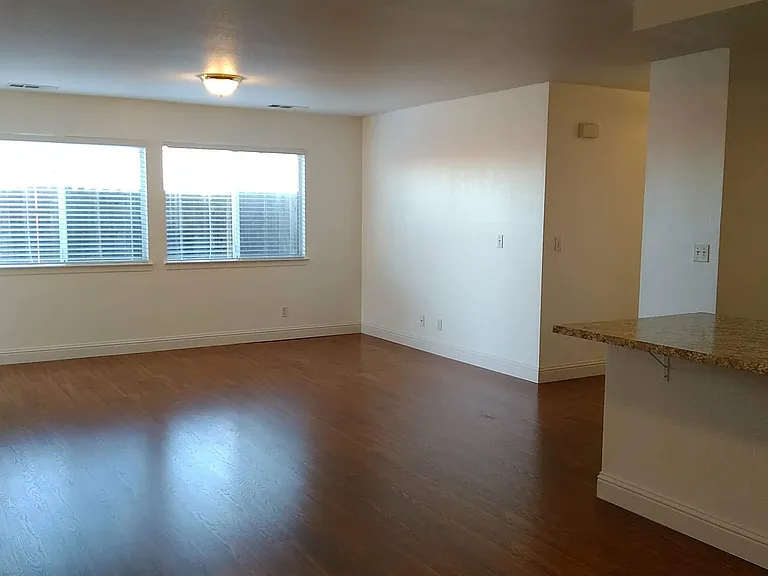 1305 Howard Ct — Photo 2