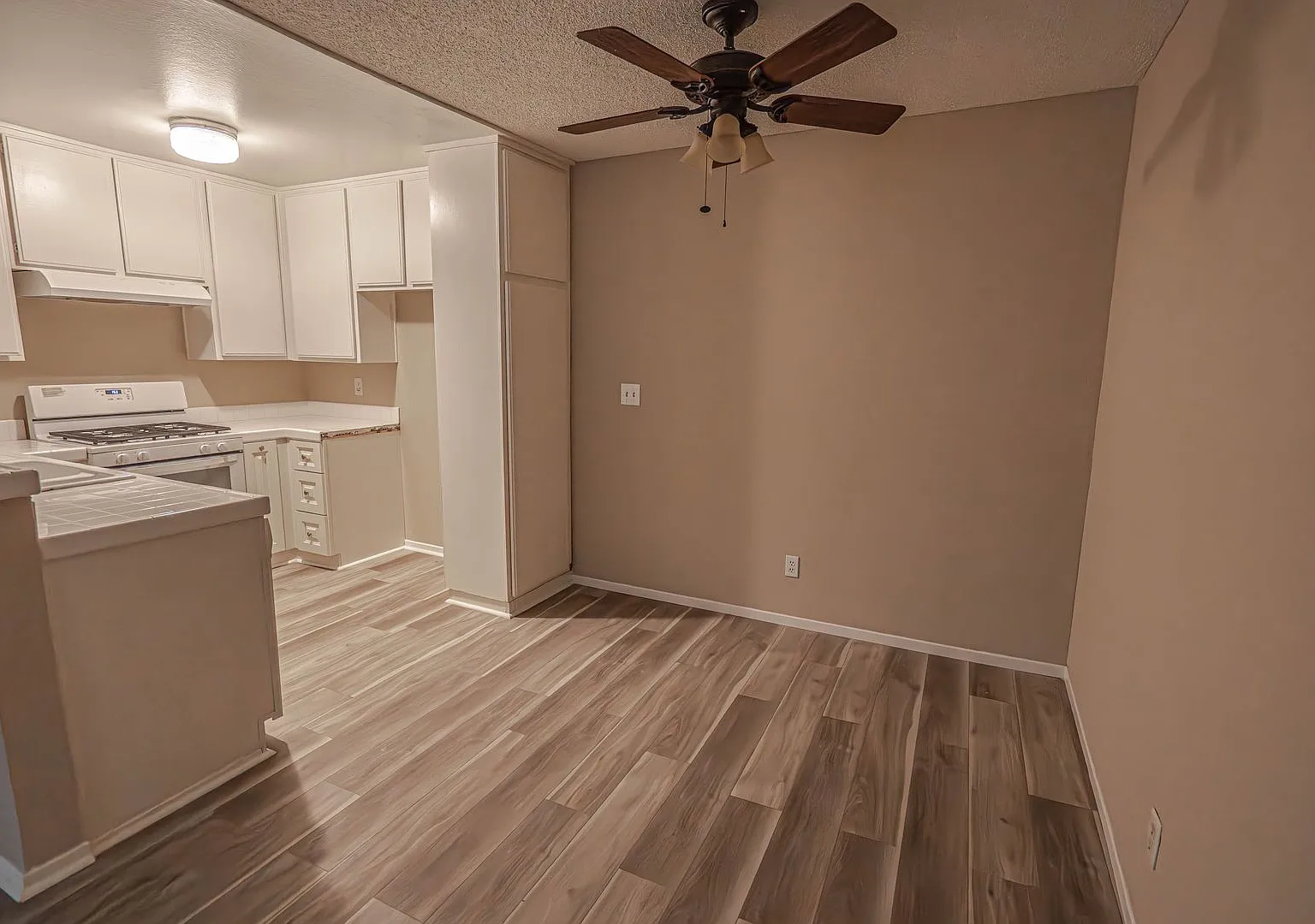2 Bedroom Condo for Rent in Sherman Oaks! — Photo 4