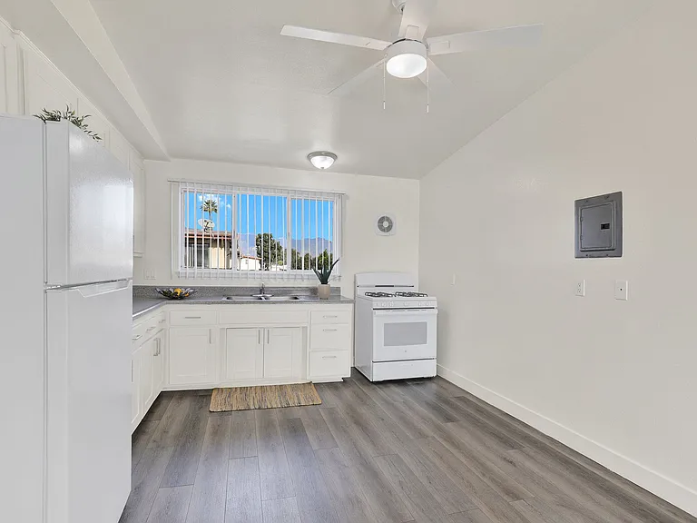 Serrano Apartments — Photo 13