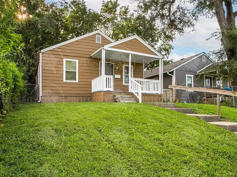 4411 S Benton Ave — Photo 1