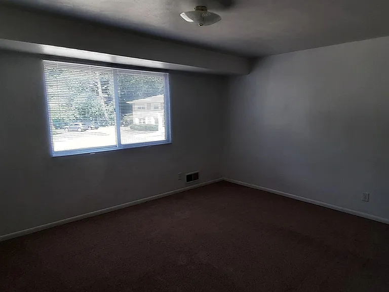 143 Lynwood Mnr #8 — Photo 6