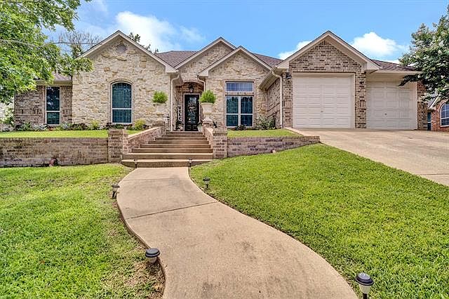 1st image of 216 Heritage Ct