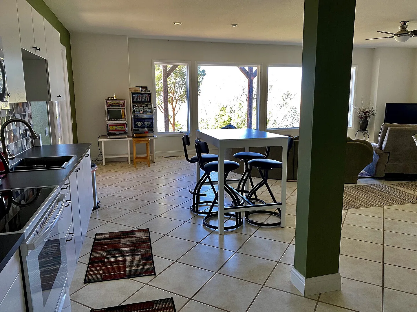 Gorgeous, spacious lakeview apartment in upscale private neighborhood — Photo 2
