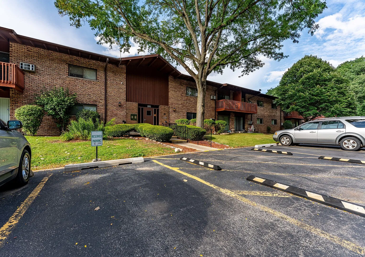 3 bed, 1000 sqft, $2,200 — Photo 3