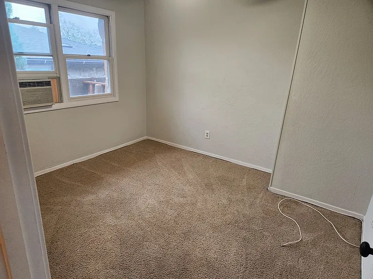 560 Landis Cir — Photo 7