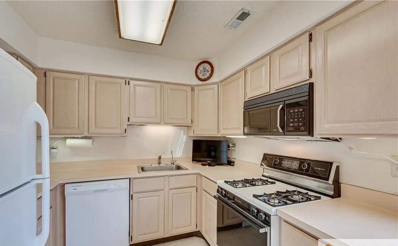 2 bed, 2.5 bath, 1400 sqft, $2,600 — Photo 2