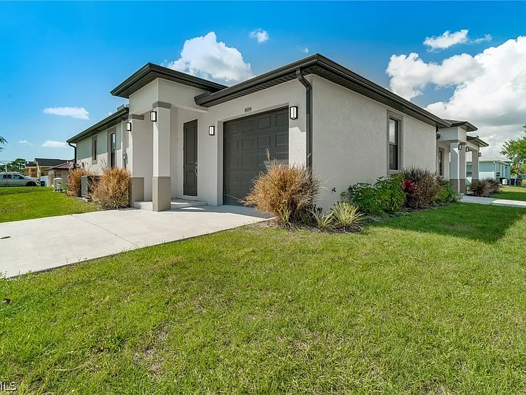 809 Agnes Ave — Photo 1