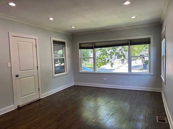 4th image of 2224 Foster St #1