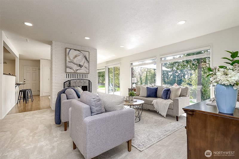 3rd image of 1921 SE Oakview Drive