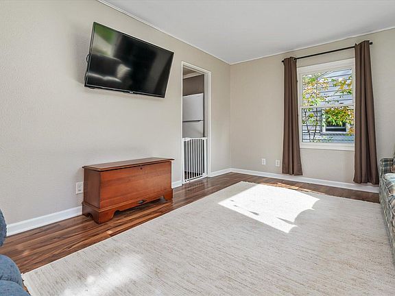 5th image of 2444 Hillsdale Ave