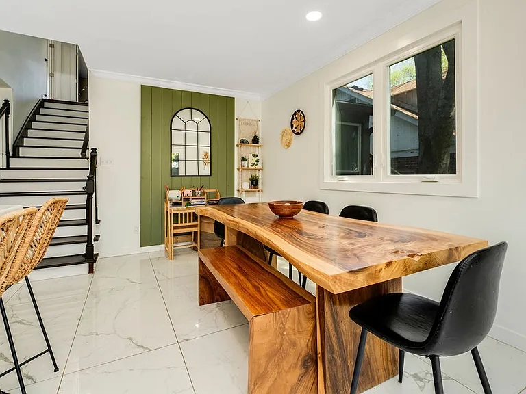 1422 Benjamin St — Photo 3
