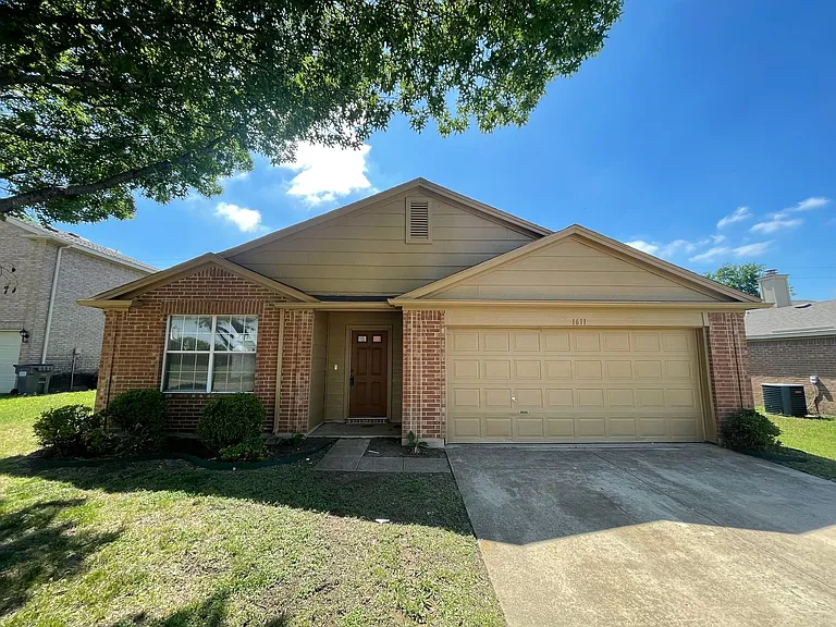 1611 Columbia Dr — Photo 3