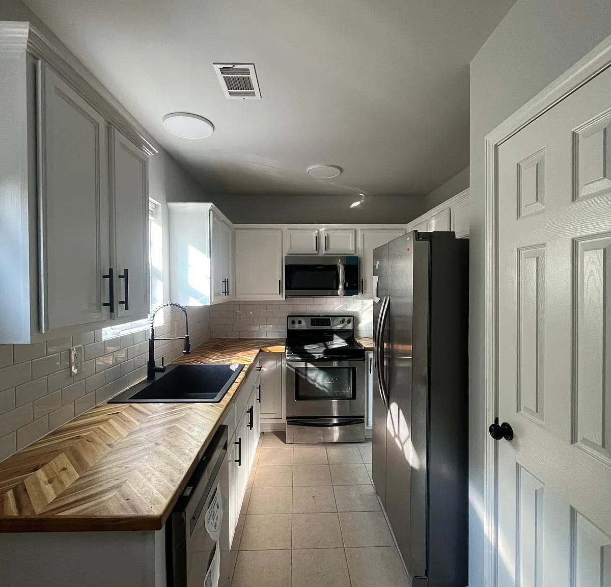 4 bed, 2.5 bath, 1600 sqft, $1,550 — Photo 3