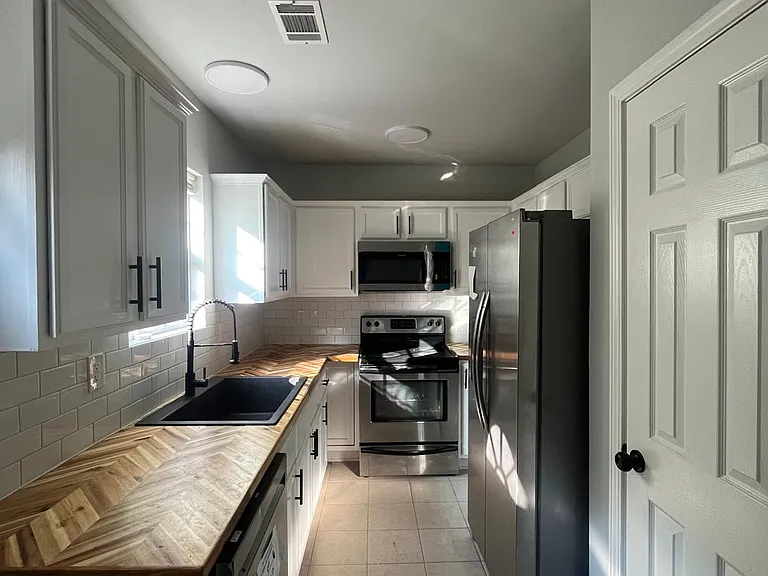1047 Wheel House Ln #B — Photo 2