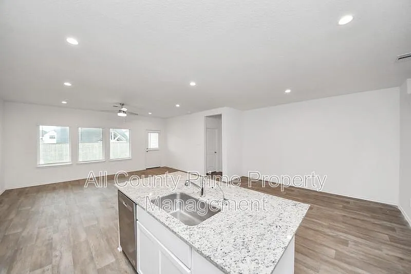 4 bed, 3.0 bath, 2257 sqft, $2,399 — Photo 4