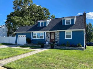 1 Rustwood Pl, Massapequa Park, NY 11762