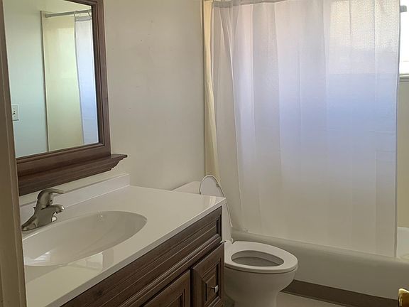 3rd image of 527 E Main St #4