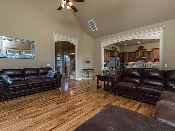 5th image of 704 Gleneagle Ln