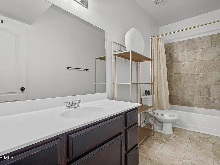13760 Blackburn Ave — Photo 23