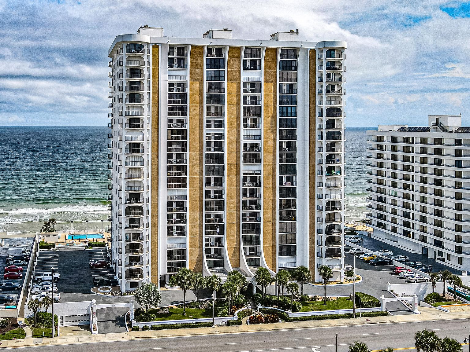 Rare 4 Bd / 3 Ba 2,900+ Sq ft Oceanfront Luxury Condo w Huge Balcony &  Grill - Daytona Beach Shores