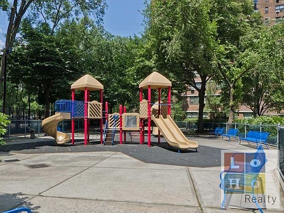3rd image of 385 Grand St APT L407