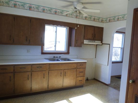 4th image of 830 Stewart Dr