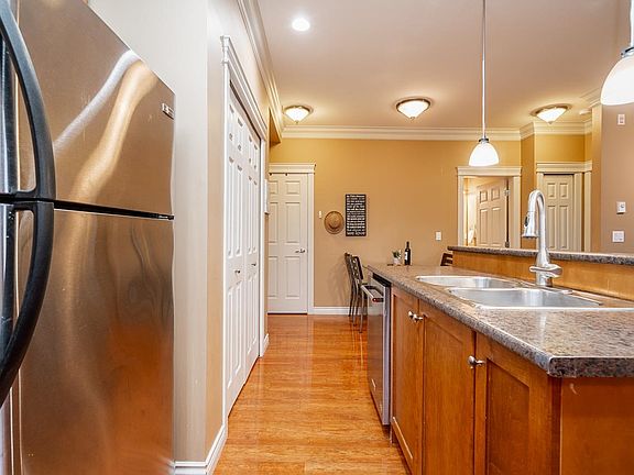 4th image of 9108 Mary St #201