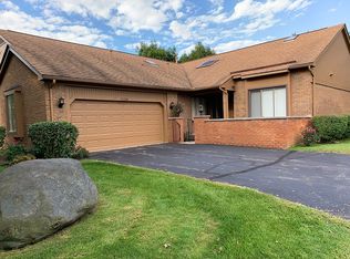 2216 London Bridge Dr #1, Rochester Hills, MI 48307