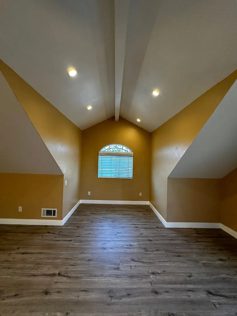Charming 3 Bed 3 Bath Westminster House — Photo 3