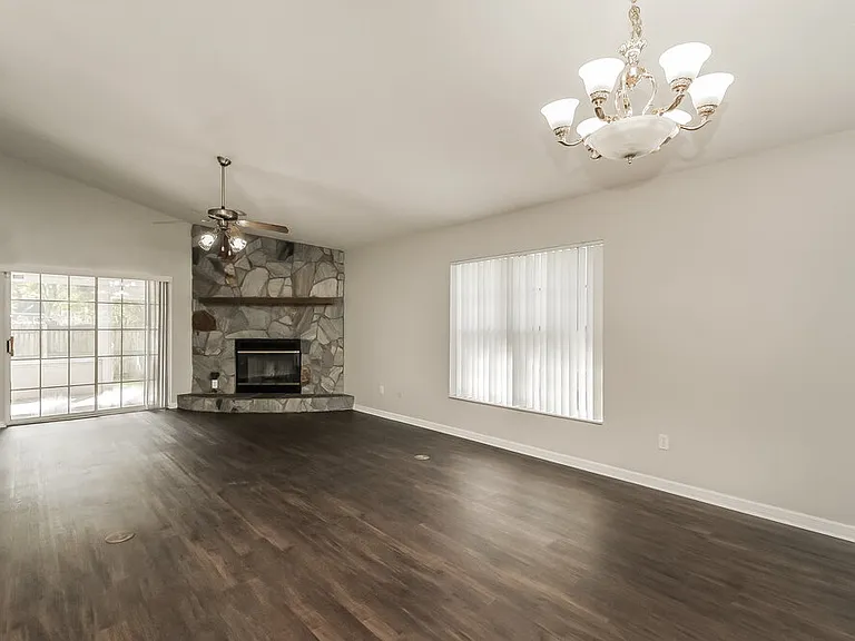 1060 Covington St — Photo 3