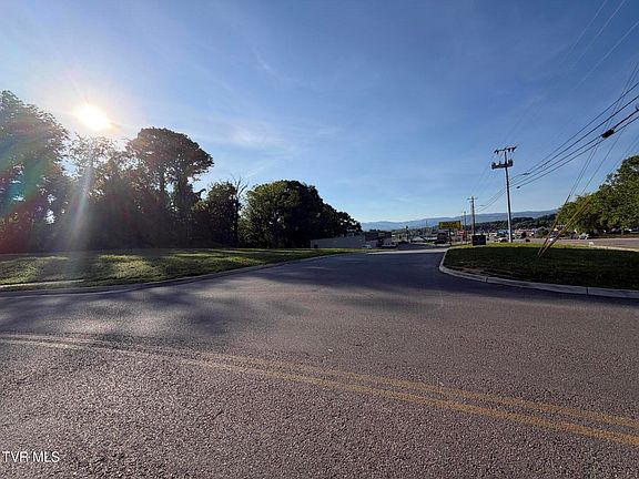 5th image of E Highland Rd