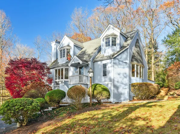61 Tomahawk Trl, Sandy Hook, CT 06482