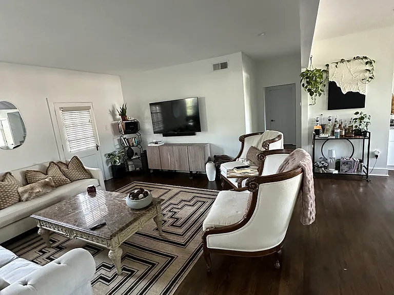 124 Peachtree Memorial Dr NW #4 — Photo 3