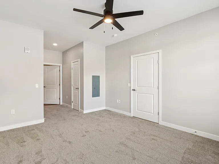 Berkshire Apartments — Photo 25