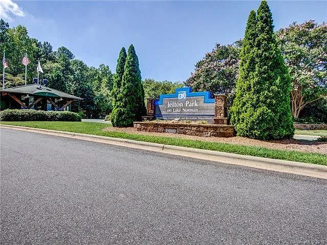 3 bed, 2.5 bath, 2550 sqft, $3,100 — Photo 2