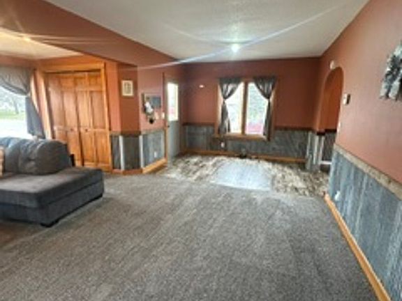 3rd image of 601 Summit Ave NE