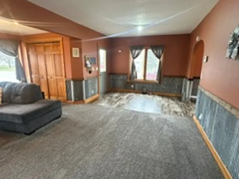 601 Summit Ave NE — Photo 3