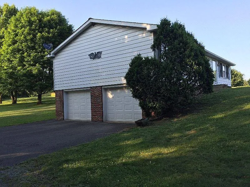 3 bed, 2.5 bath, $1,500 — Photo 2