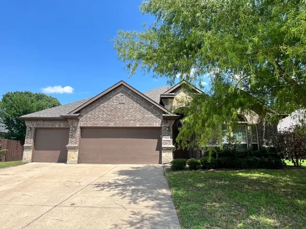 1045 Cydnie St, Kennedale, TX 76060