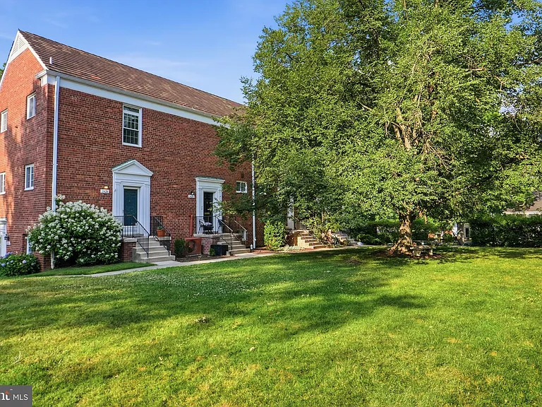 3430 Martha Custis Dr — Photo 2