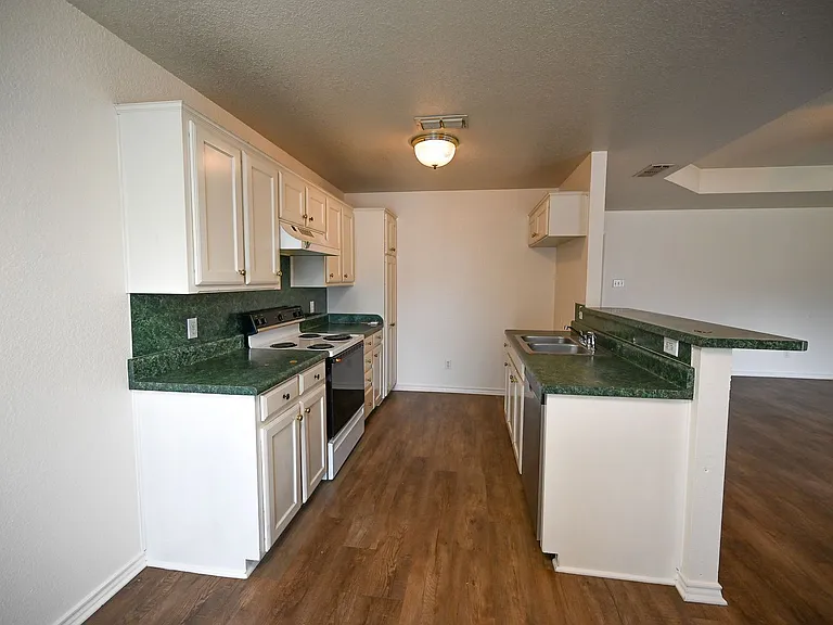 506 Valleyridge Ct — Photo 3