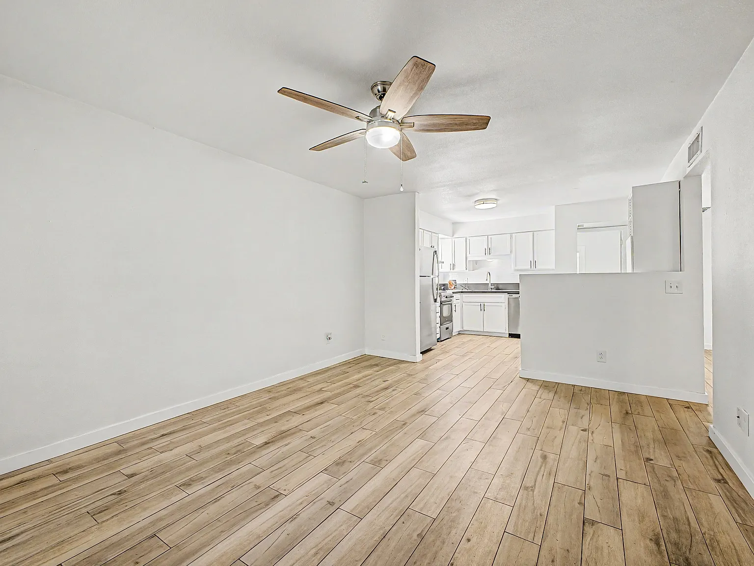 3 bed, 1000 sqft, $1,792 — Photo 3