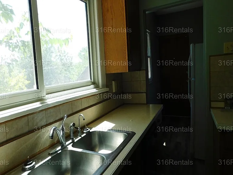 113 S Oak St — Photo 2