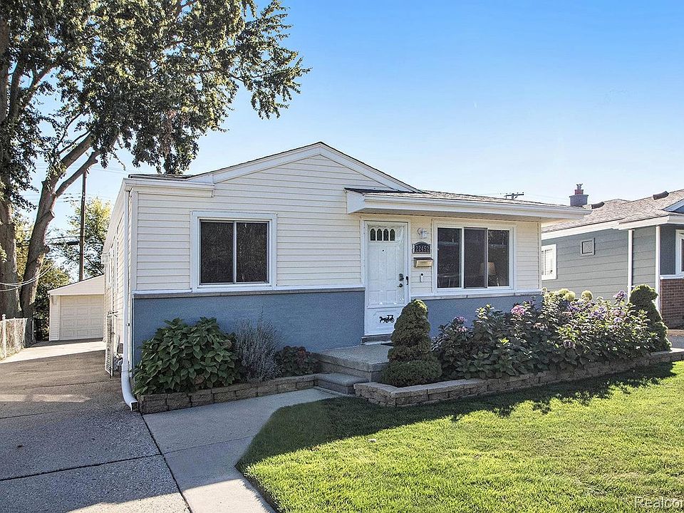1st image of 22452 Lake Dr