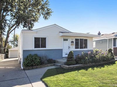 22452 Lake Dr, Saint Clair Shores, MI, 48082