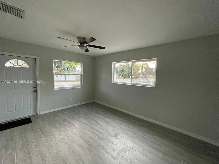 3921 SW 31st Dr — Photo 3