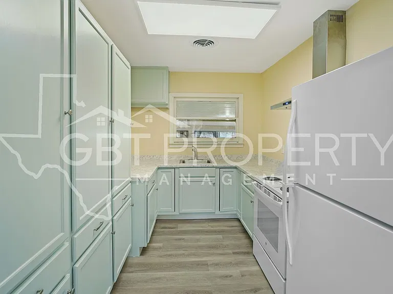 328 Williams St — Photo 2