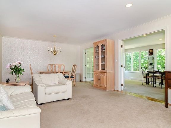 4th image of 23 Crestwood Dr