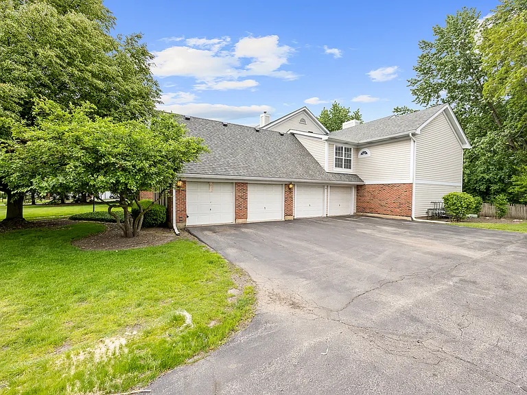 5S560 Paxton Dr #2H — Photo 2