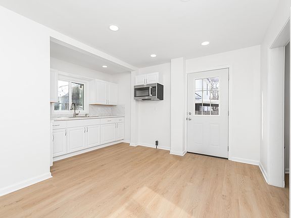 5th image of 1006 S Hays Park Ave